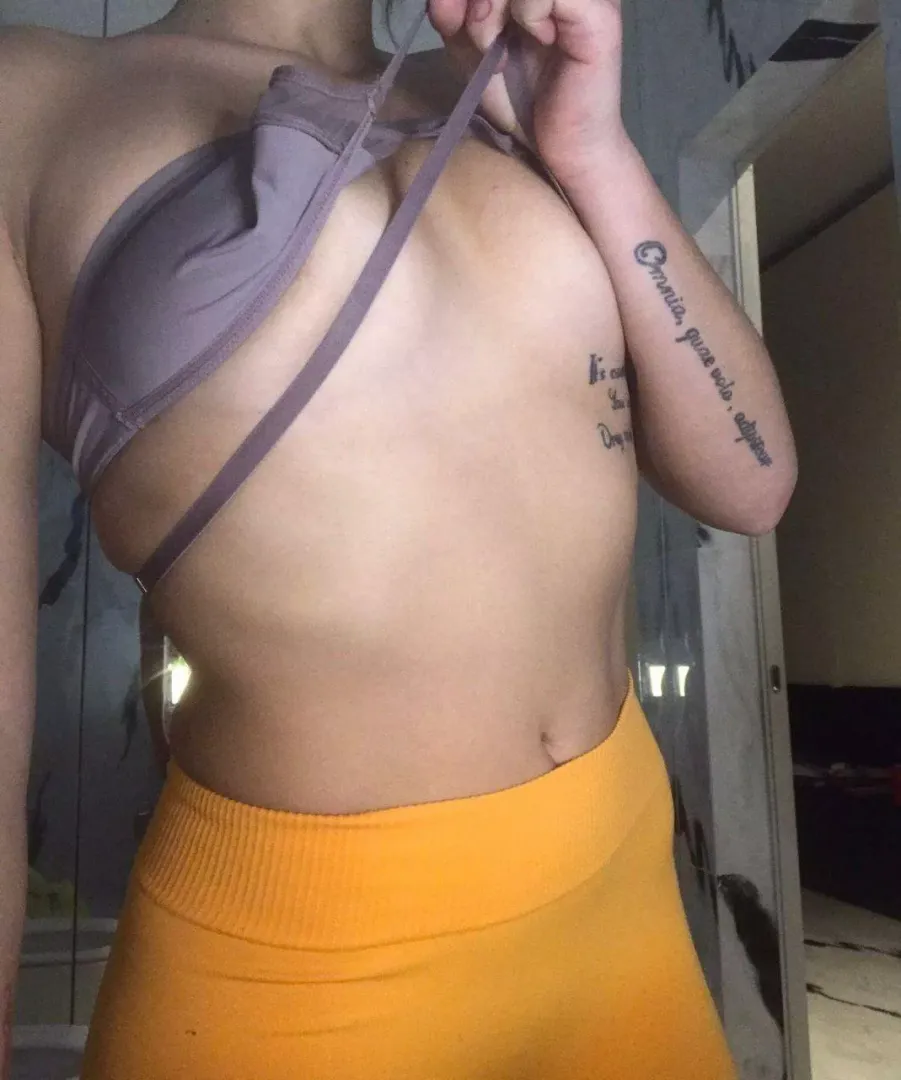 Nice small amount of underboob? 🖤