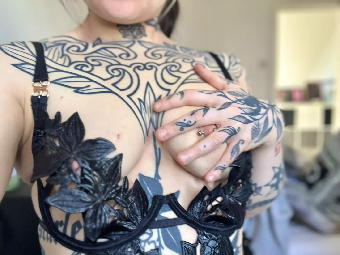 nip slip queen (f)
