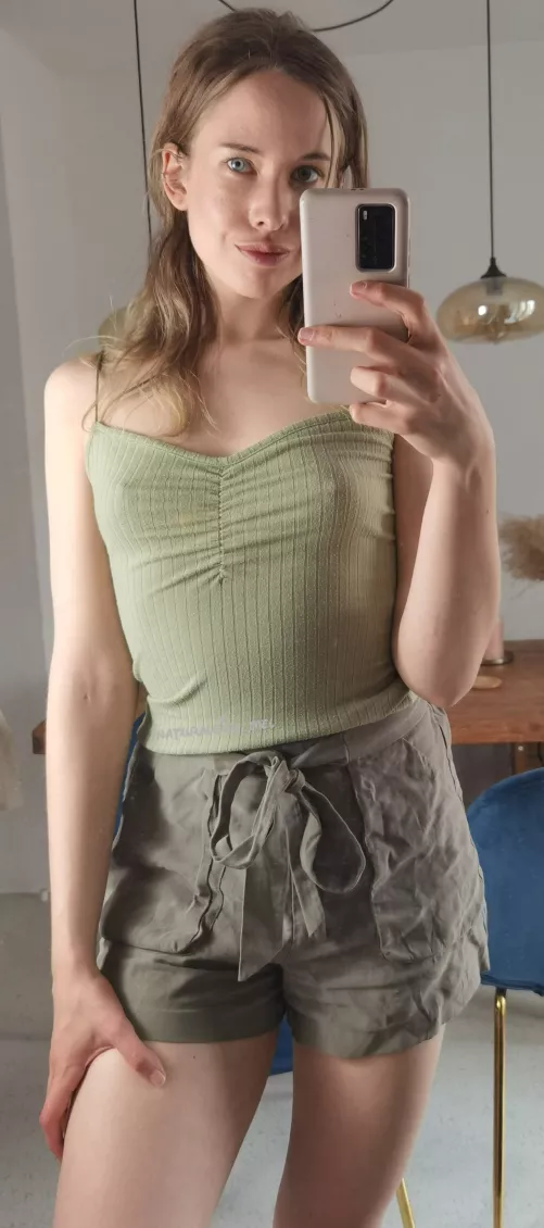 No bra look is the best look to feel good