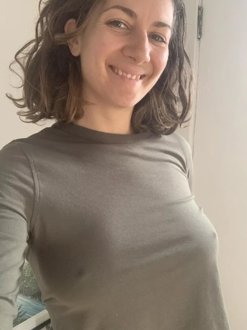 No bra + no makeup ✌🏼