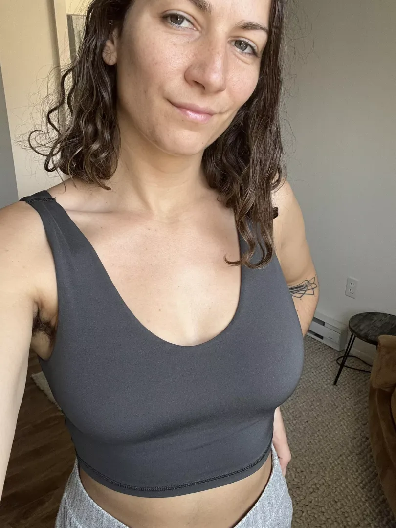 No bra + no makeup 💁🏻‍♀️