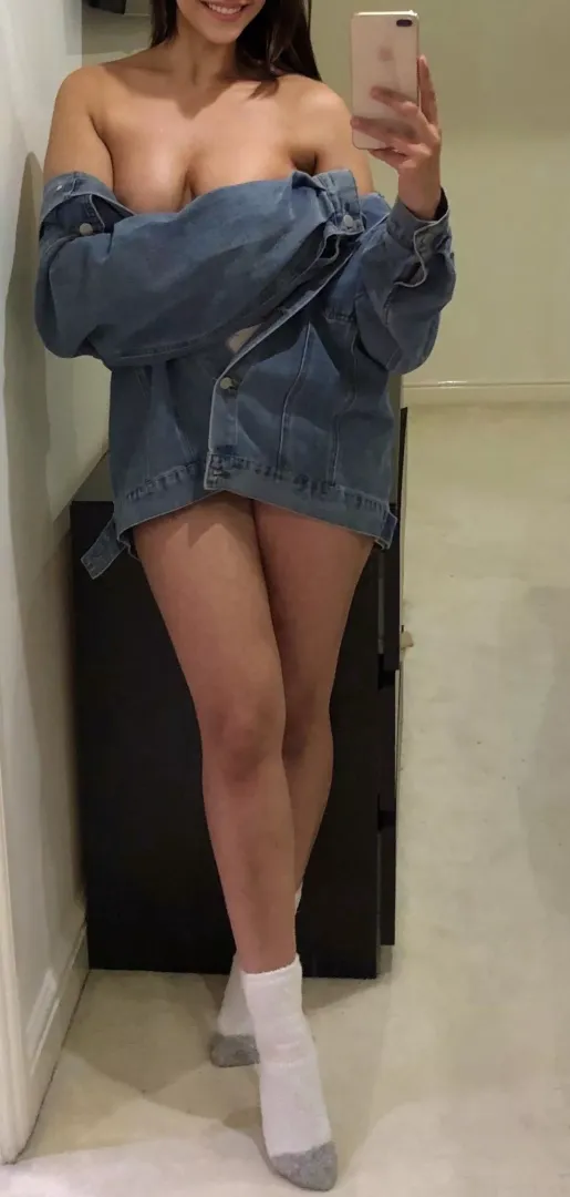 No bra, no problem...😈