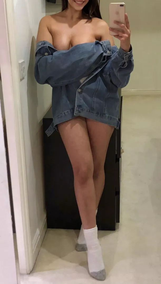 No bra, no problem...😈
