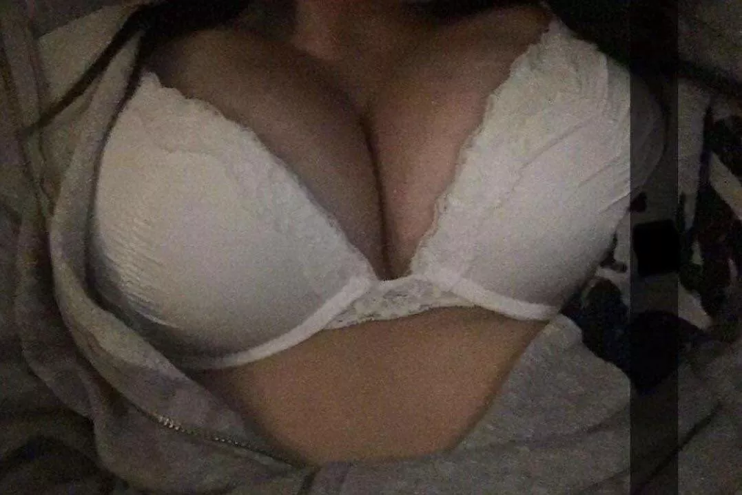 No one has ever cum on my 18yo boobs, wanna change that?
