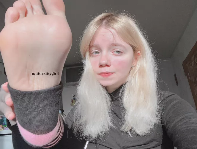 No one warms my feet, I will warm them myself🥺