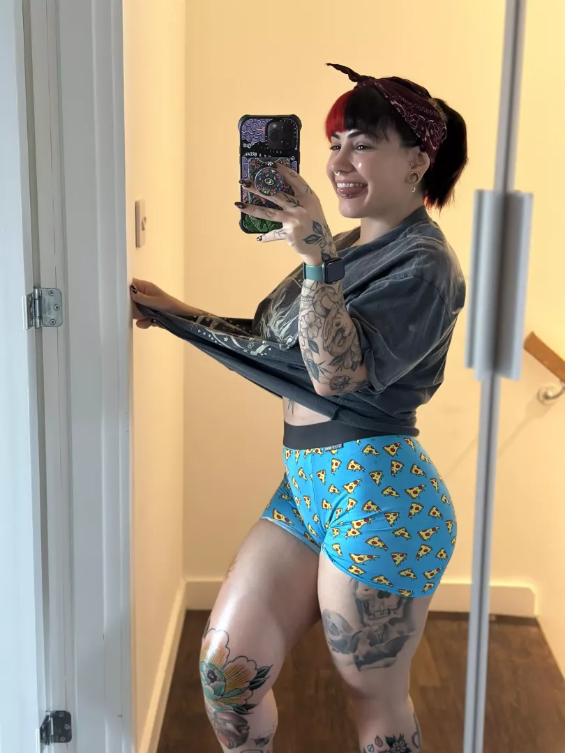 Not a nude but PIZZA SHORTS ☺️