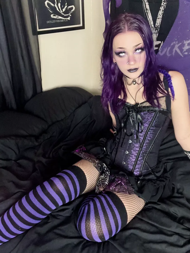 Not nsfw for once but I’m very proud of how this (Amy Brown inspired) fairy outfit came out 🖤