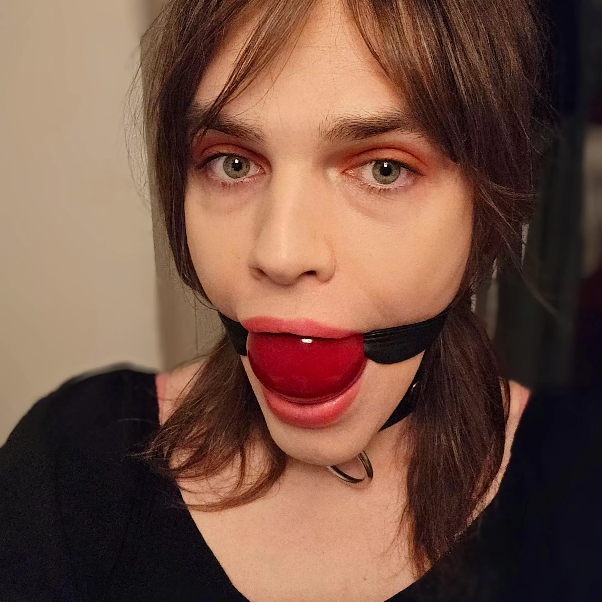 Nothing like a large ball gag that fills your mouth perfectly :3