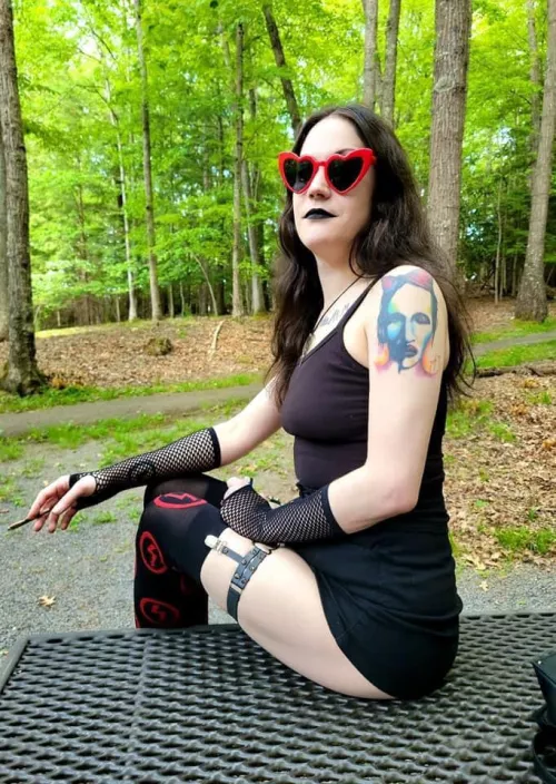 Nothing like smoking a blunt in nature 🖤💨