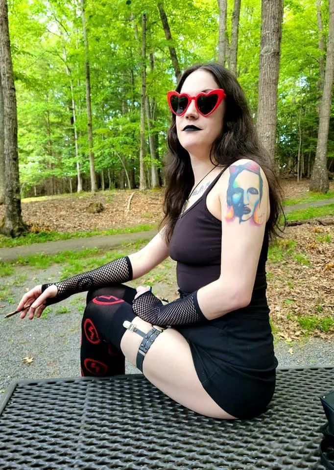 Nothing like smoking a blunt in nature 🖤💨
