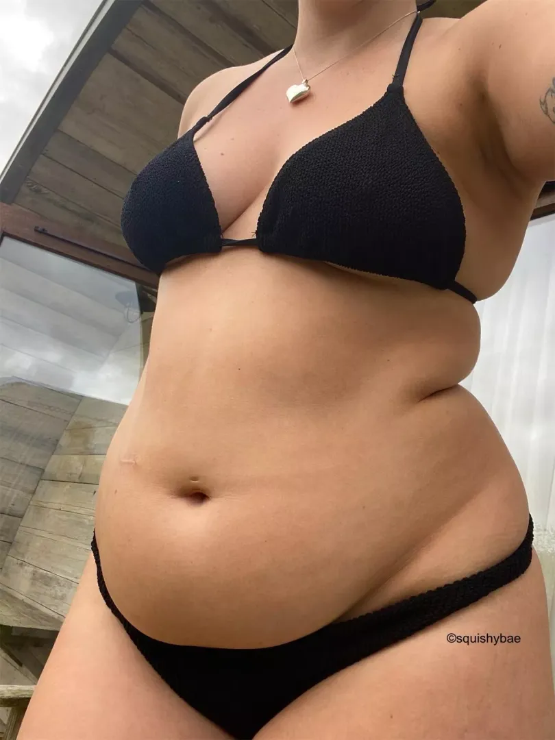 Nothing like some squish in a bikini 🖤