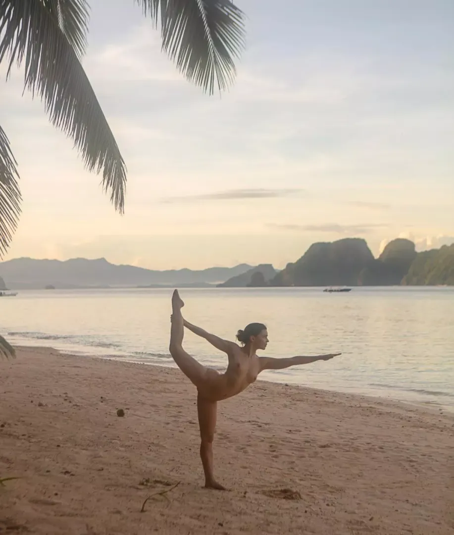 Nude dancer on the beach 🏝️