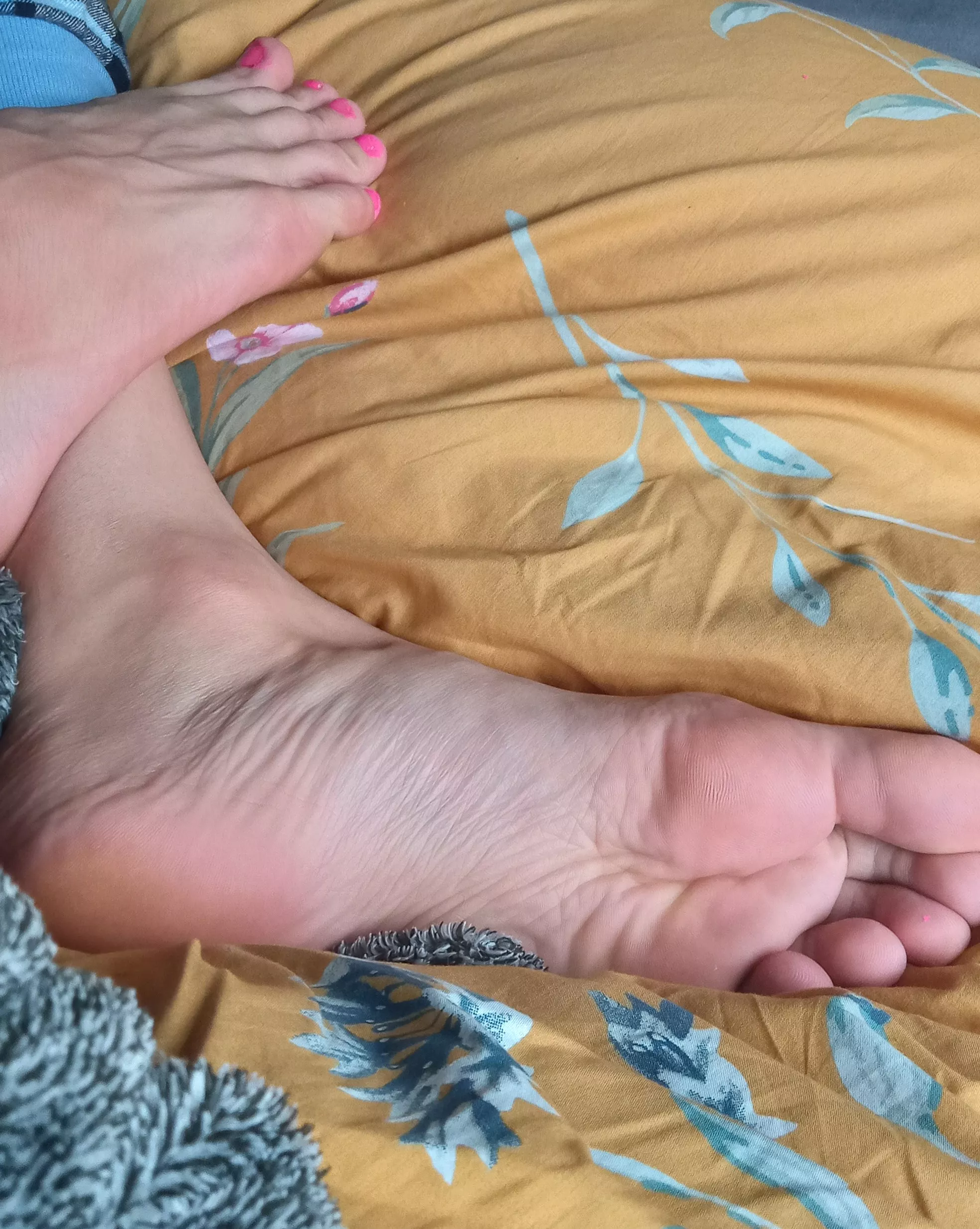 NURSE is having a party :) come squish my toes & lick my soles? Pleasssse!