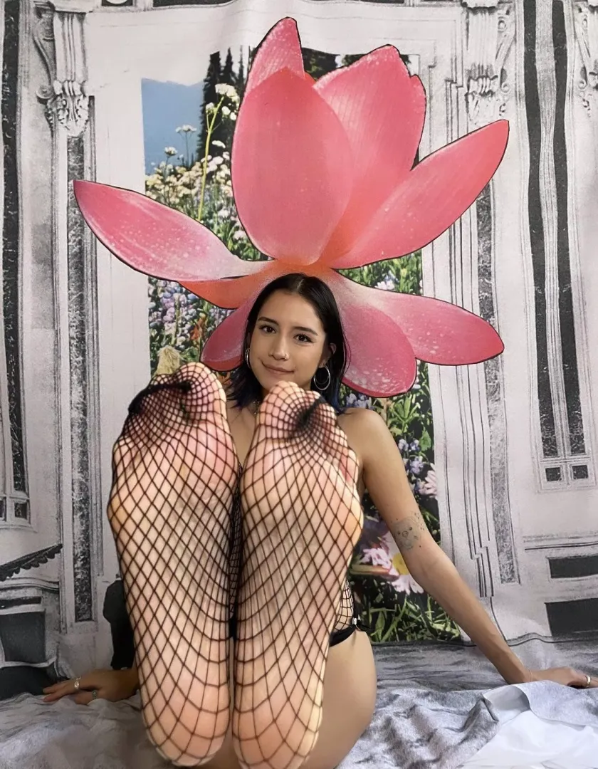 [oc] my feet make you betas leak [domme]