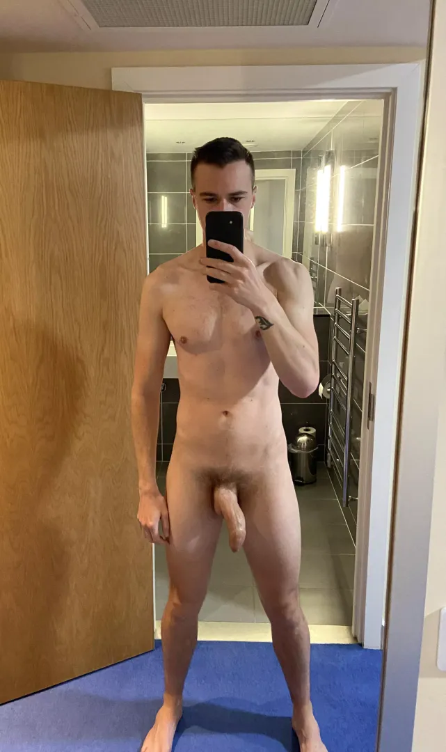 Off base finally get to rattle my girl’s soft wet pussy in the hotel room 💪🏼