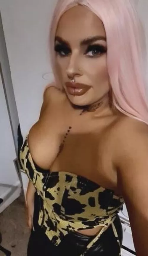 Off out to see if I can catch a load over these tits tonight 🖤