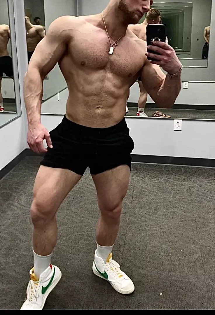 Offseason look- working hard to find my big titty queen [M] 25