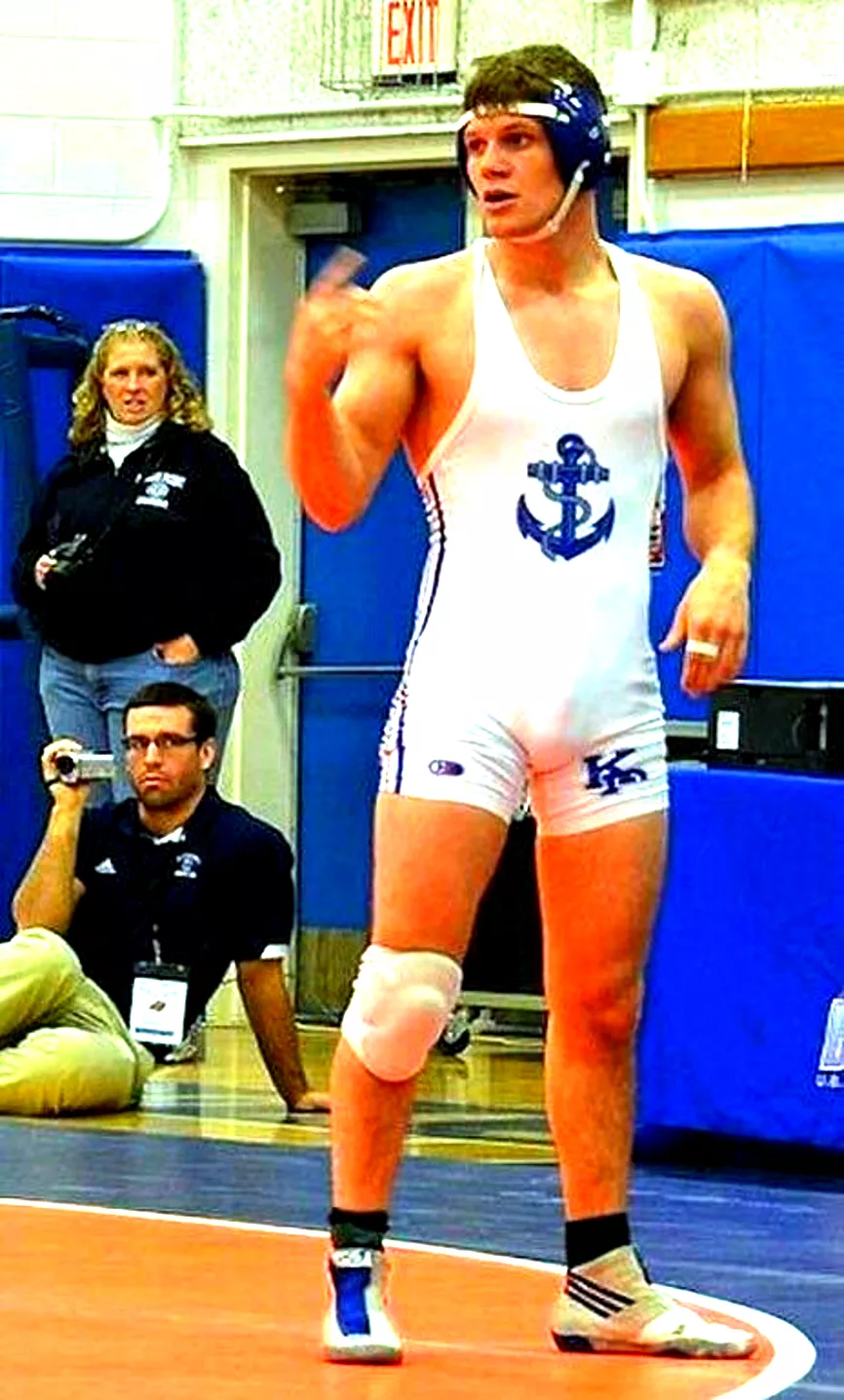 Oh yes - he's easy on the eyes. ♂️😋💗