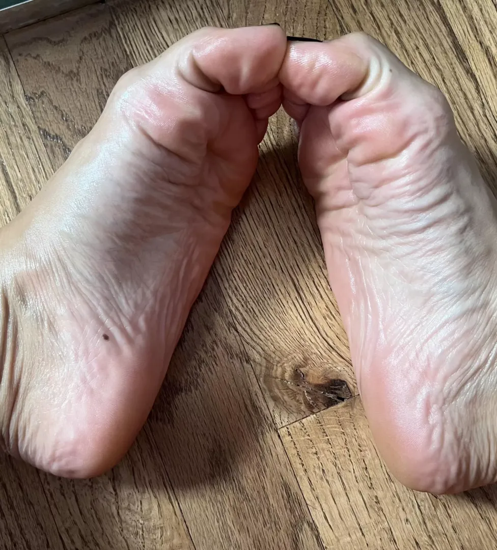 Oiled my feet up, now waiting for a massage
