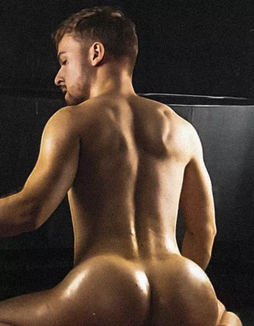 oiled up 🥵👀🔥
