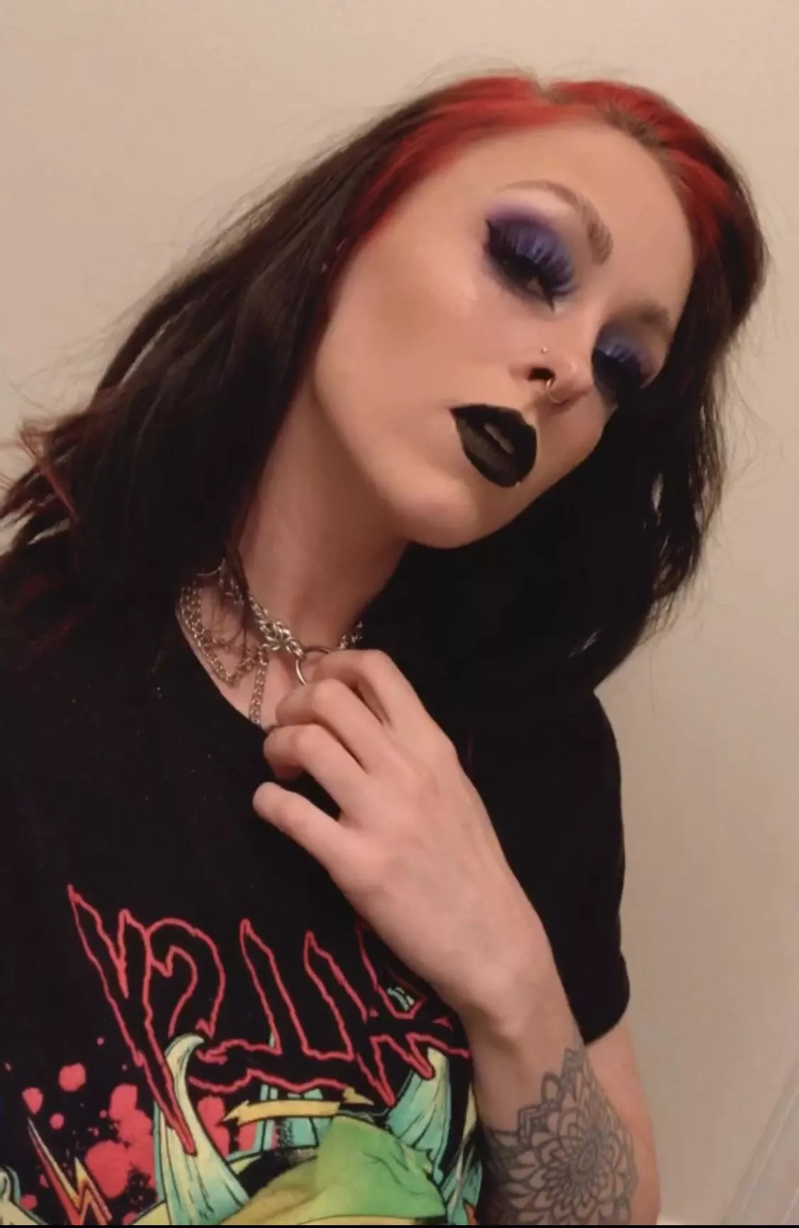 Okay okay, you can smear my lipstick. 😏