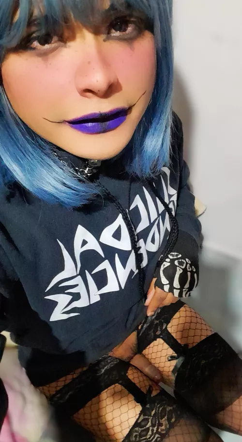 omg i was straight and with a girlfriend just a year ago and now I'm doing thinks like this!