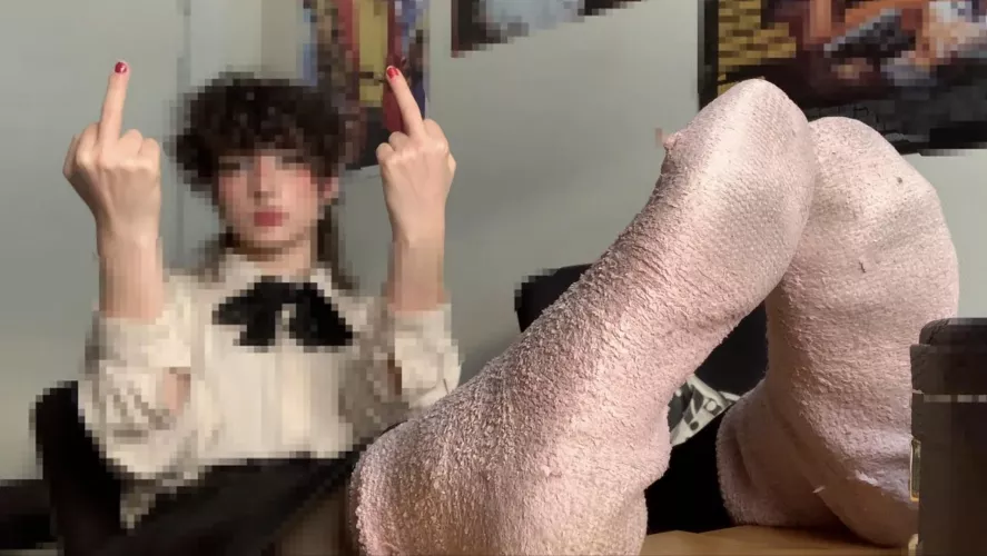 On your knees, foot slave. I wanna do a foot ignore session while I send work emails. 