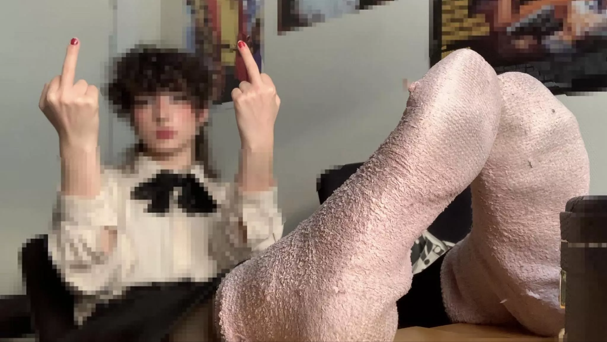 On your knees, foot slave. I wanna do a foot ignore session while I send work emails. 