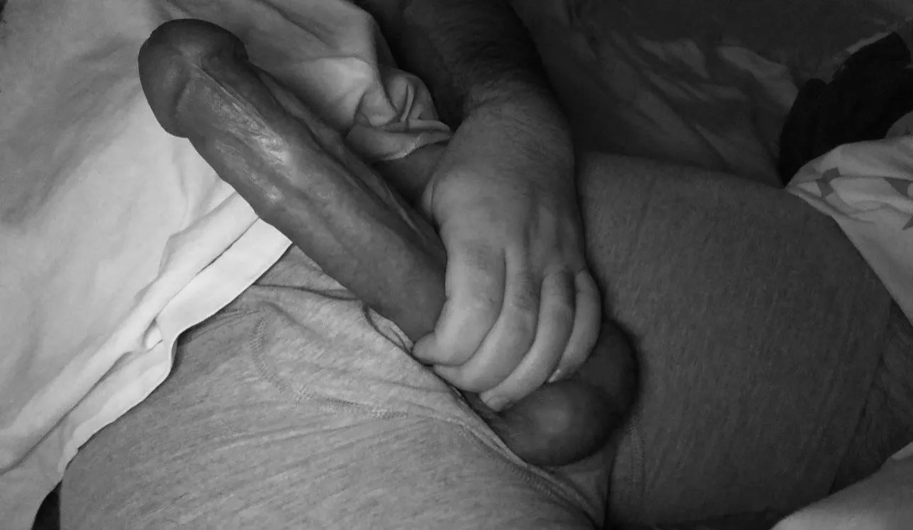 Only ⬆️ if you would deepthroat my thick throbbing cock right now. And don’t be shy — say hello, my DMs are wide open 😉