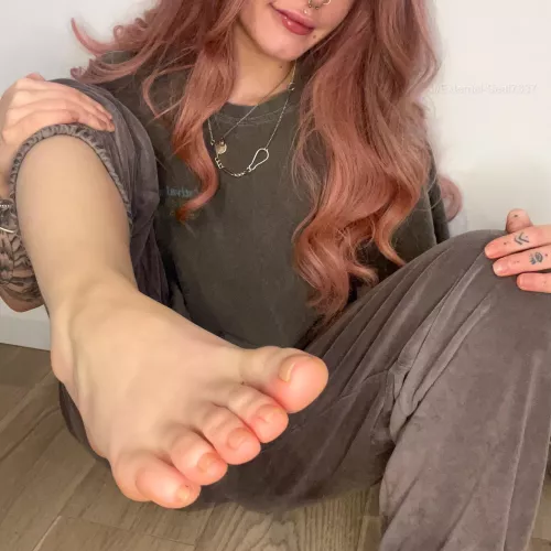 Open wide as I shove my pretty toes in your mouth 👄