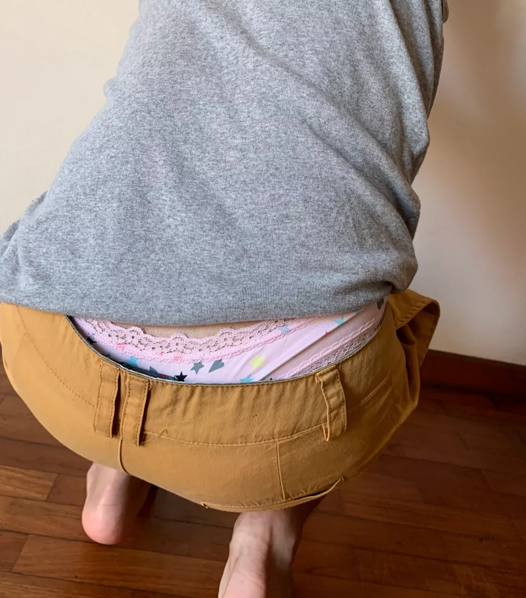 Out on a date.. if you saw this as i was bending over would you let me know or say anything?