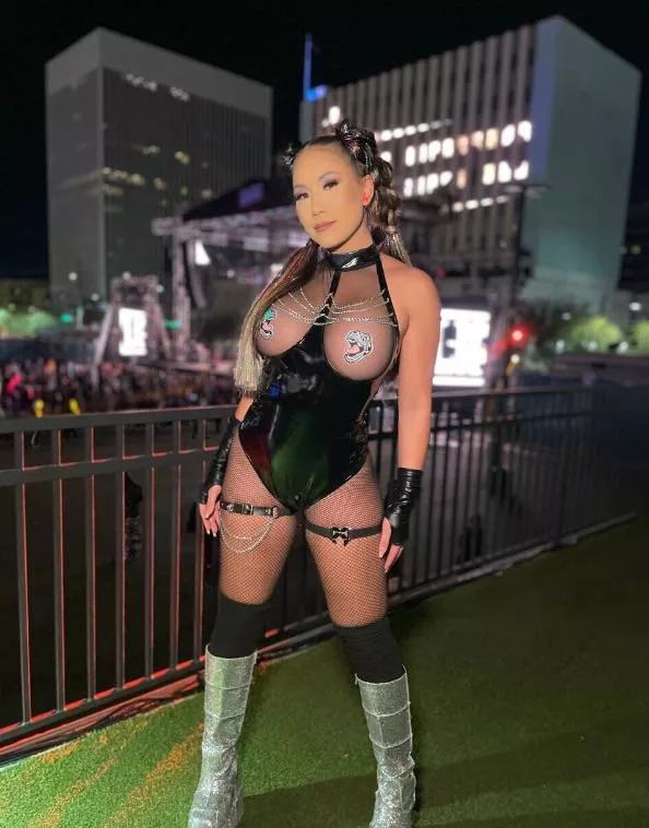 Outfit had a zipper in the perfect place 😈