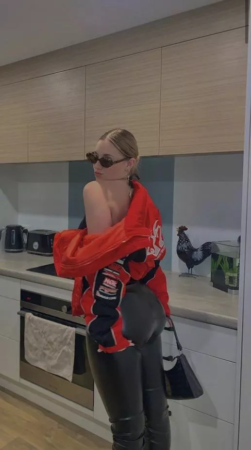 Party’s are a good excuse to wear some tight leather 😊