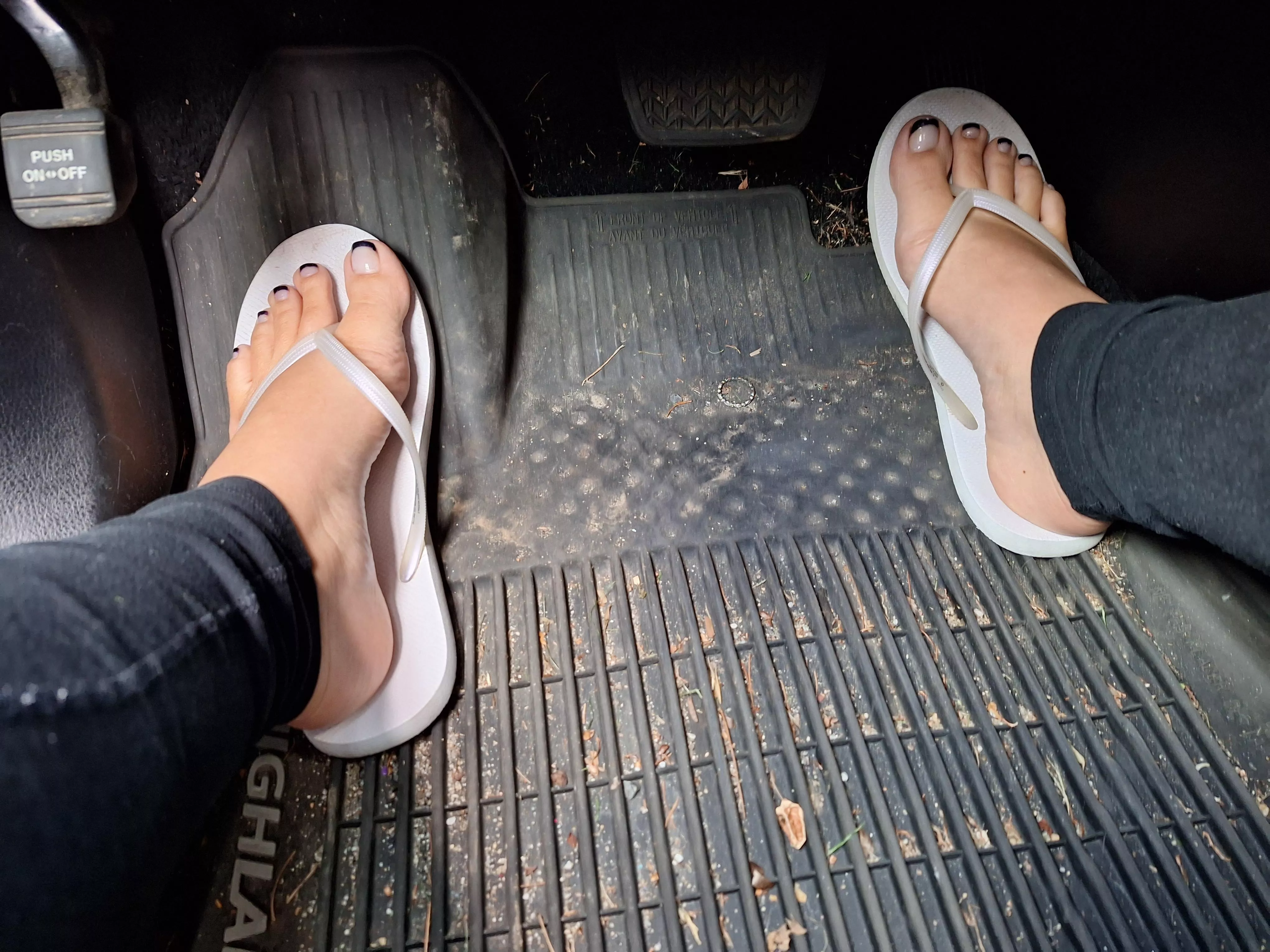 Pedal pumping, flip flops, pick your fetish 💋