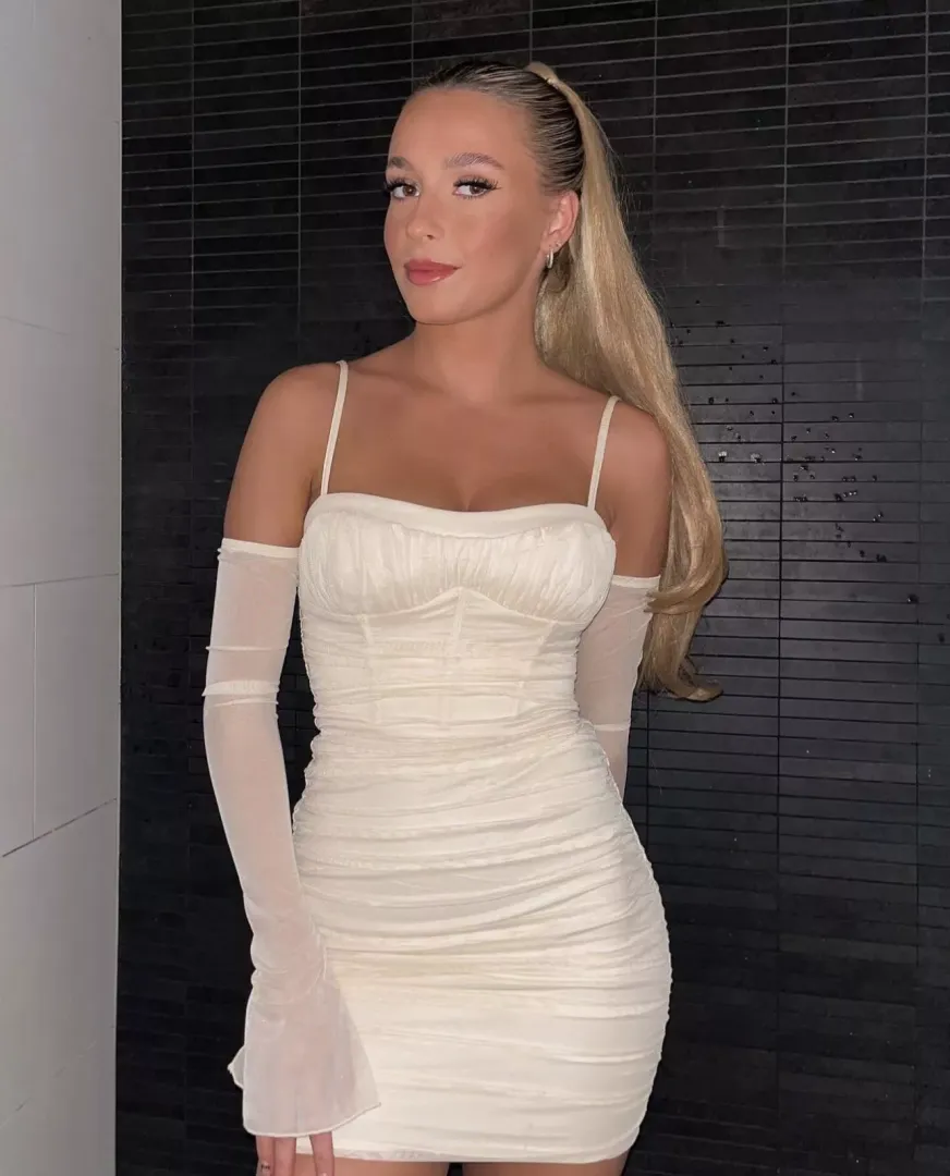 Perfect blonde in her Christmas outfit