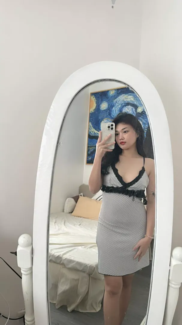 petite brunettte