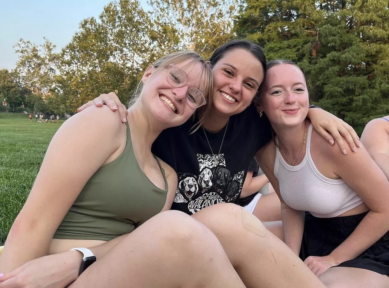 Picnic gals