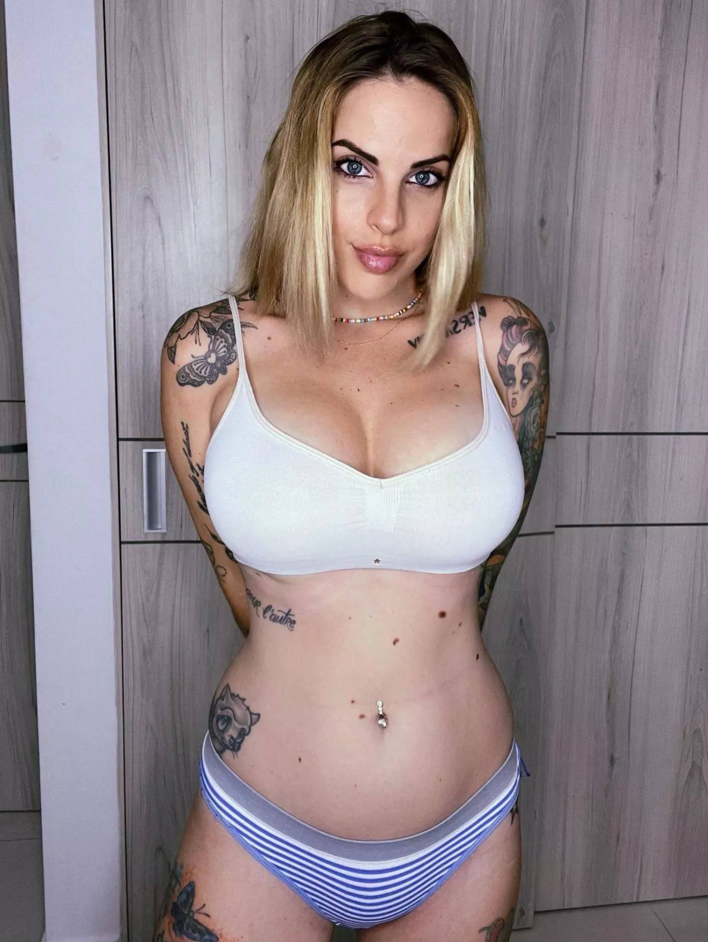 Pierced and tattooed tummy for Friday, enjoy [IMG]