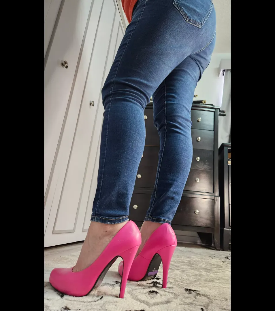 Pink and jeans😊