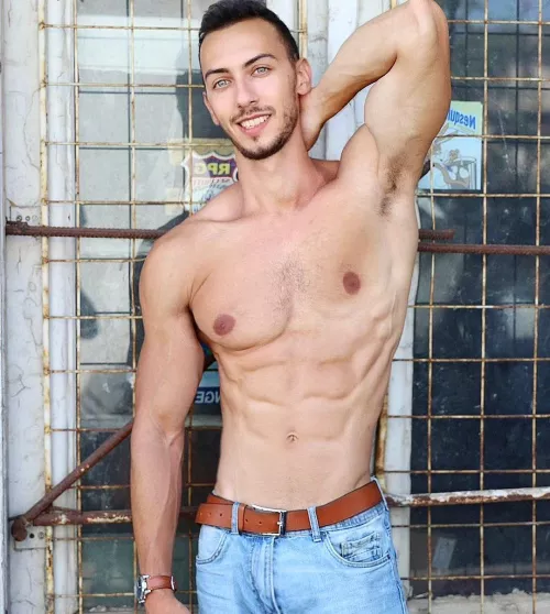 Pits, Smile or Muscles