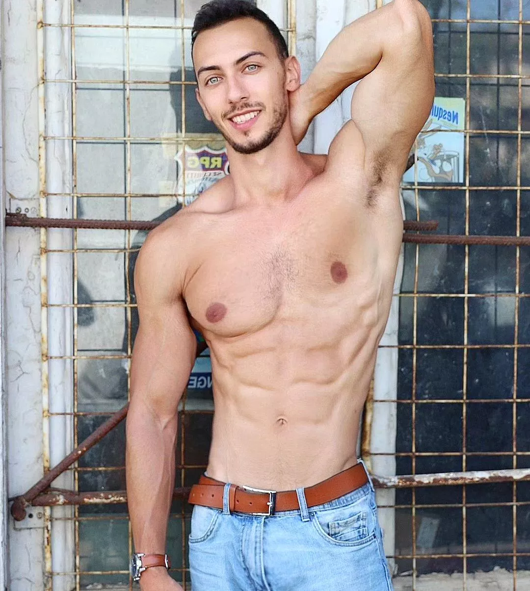 Pits, Smile or Muscles