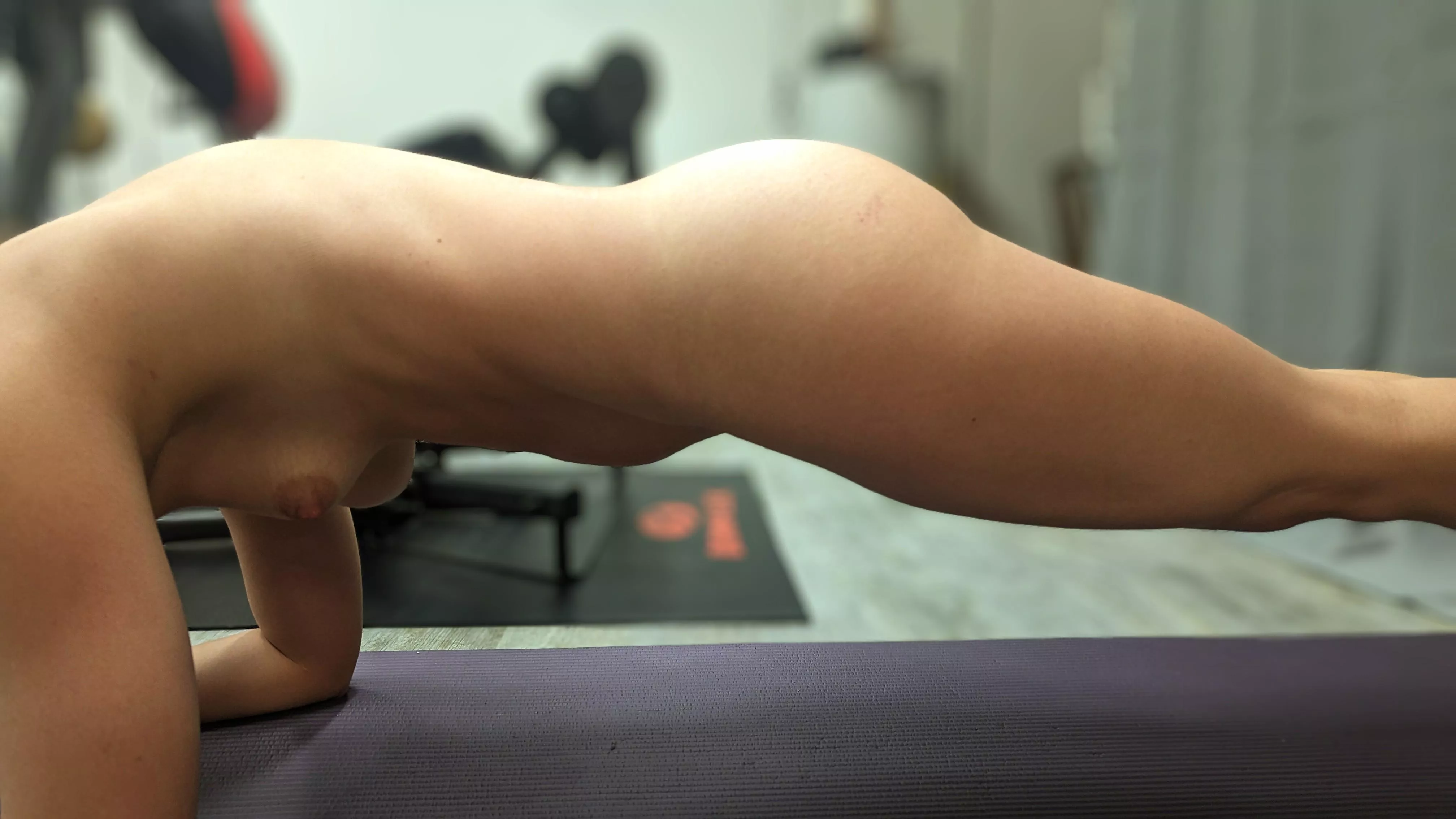 Plank challenge, loser has to be on bottom - 35 MILF [F]