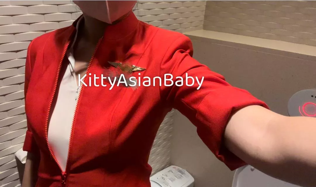 Played with my tits a little during a layover 💋