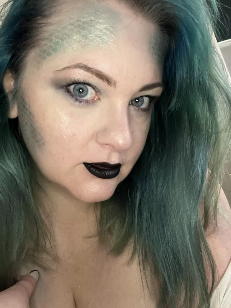 Playing around with a mermaid makeup look 🧜‍♀️
