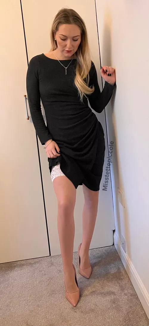 Please enjoy my tight business dress today.
