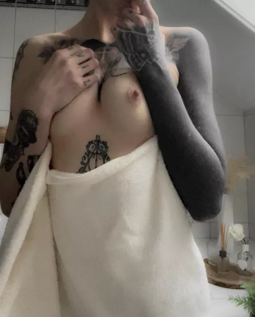 please play with my tiny tits in the shower 🥺