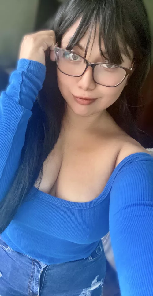 Pls focus on my eyes … i am trying to teach you here :/