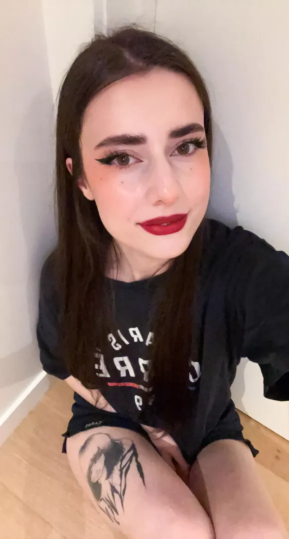 pls say hi if you like goofy ass alt girls 🤧