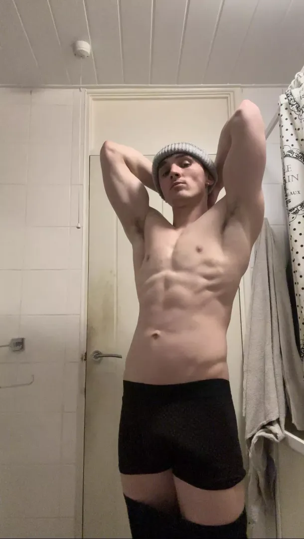 Poser