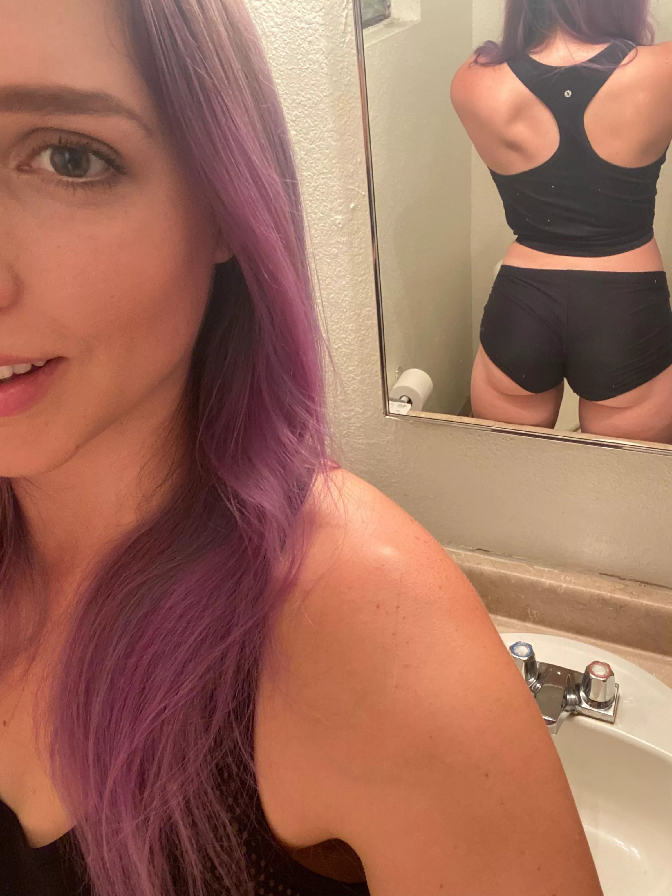 Post gym selfie 🍑 now it’s time to take it all off 😉